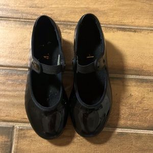 Girls size 13.5 block tap shoes, with elastic snap closure, no ties.
